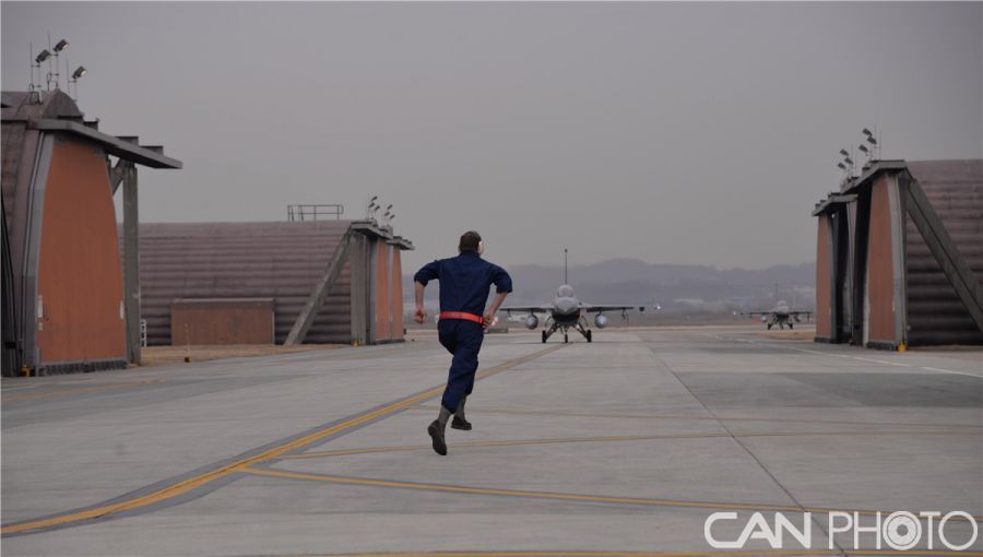 組圖：美軍F-16"戰隼"戰機在韓國烏山空軍基地參加戰斗訓練【2】