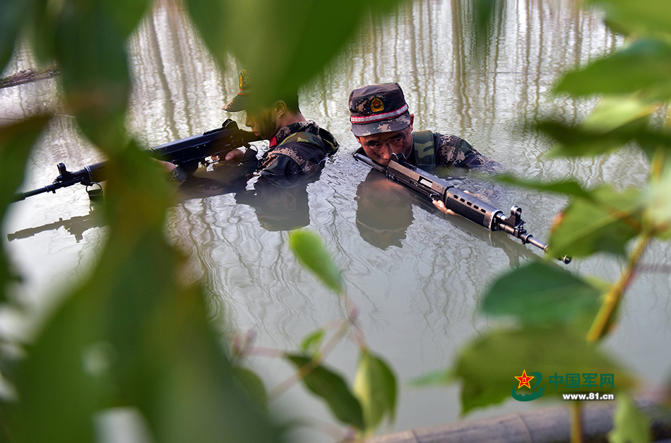 3月5日，武警戰士在進行水中搜索訓練。