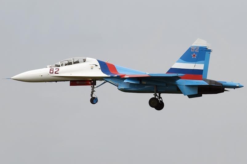 涂裝為俄羅斯國旗顏色的蘇-27UB教練戰斗機。