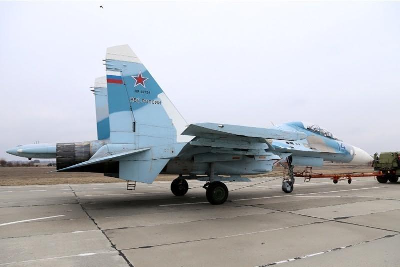1985年3月7日首飛，1986年開始批生產，出口型編號蘇-27UBK，由伊爾庫斯克廠制造。