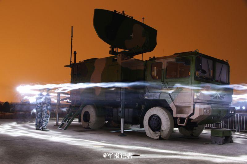 組圖:科幻場面！東部戰區空軍夜間吊裝導彈【3】