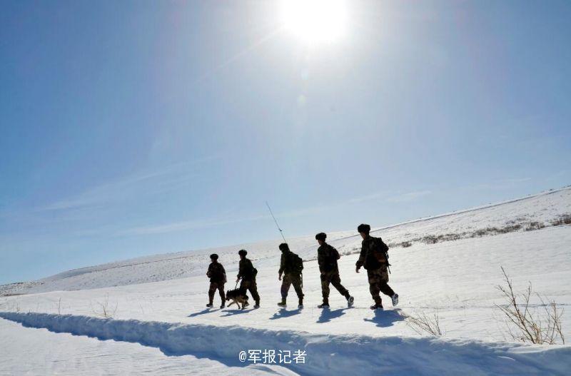 組圖:新疆邊防陽春三月踏雪巡邏 軍犬站起賣萌【6】
