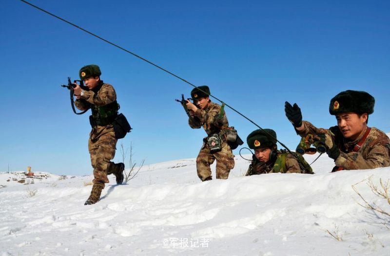 組圖:新疆邊防陽春三月踏雪巡邏 軍犬站起賣萌【2】