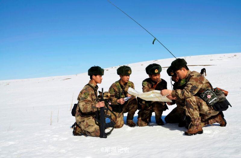 組圖:新疆邊防陽春三月踏雪巡邏 軍犬站起賣萌【5】