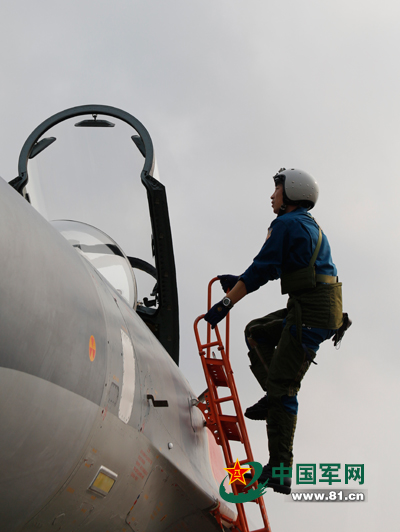 高清：南部戰區空軍戰機挂彈進行空戰【4】