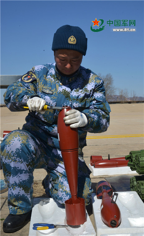 機務人員正在維護彈藥。