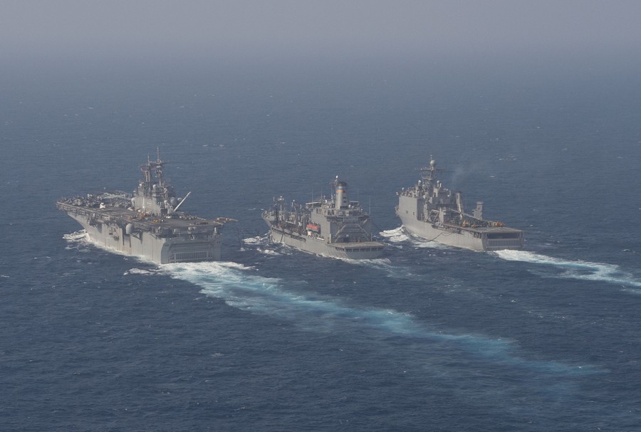 高清:美軍兩棲攻擊艦離港后巡航南海
