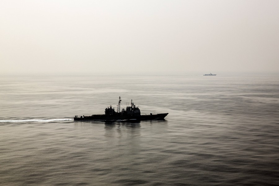 高清:疑似中國海軍監視闖南海美軍巡洋艦