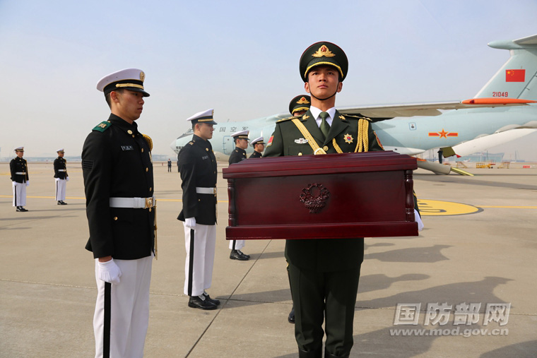 3月31日上午，第三批在韓志願軍烈士遺骸交接儀式在韓國仁川國際機場舉行。圖為交接儀式現場。趙振 攝