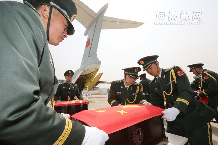 3月31日，禮兵為志願軍烈士棺槨覆蓋國旗。穆可雙 攝