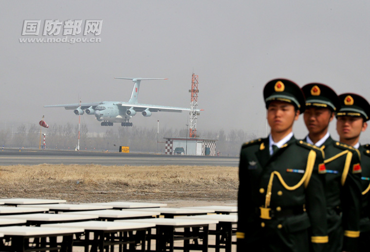 3月31日中午11時30分許，搭載36位志願軍烈士遺骸的中國空軍運輸機抵達沈陽桃仙機場。穆可雙 攝