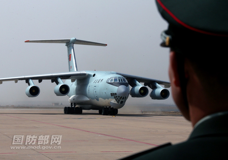 3月31日中午11時30分許，搭載36位志願軍烈士遺骸的中國空軍運輸機抵達沈陽桃仙機場。穆可雙 攝