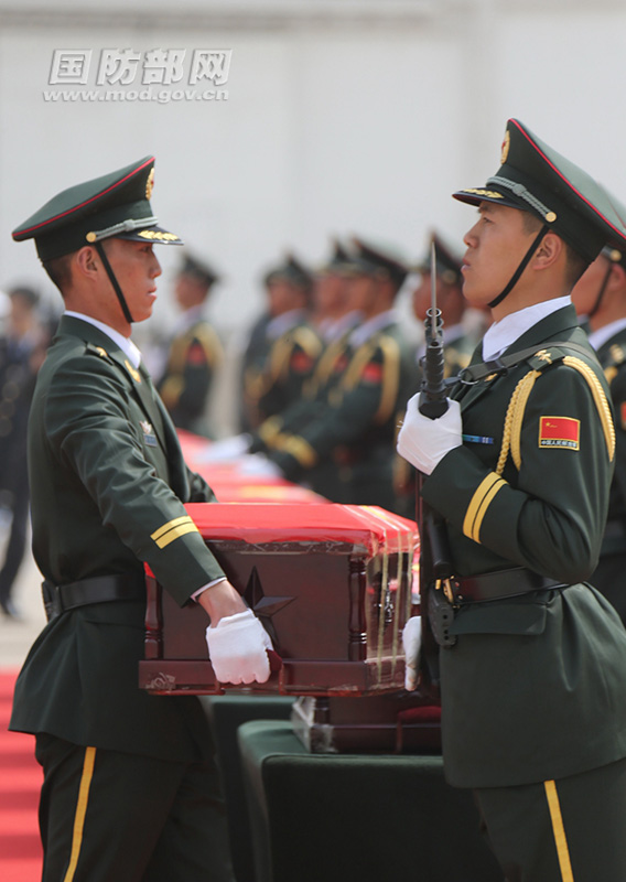 3月31日，禮兵護送志願軍烈士遺骸棺槨前往烈士陵園。穆可雙 攝