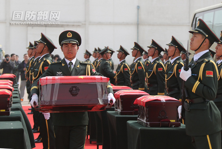 3月31日，禮兵護送志願軍烈士遺骸棺槨前往烈士陵園。穆可雙 攝