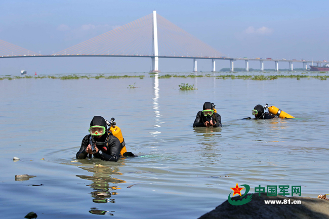 海军超帅征兵照图片_WWW.66152.COM