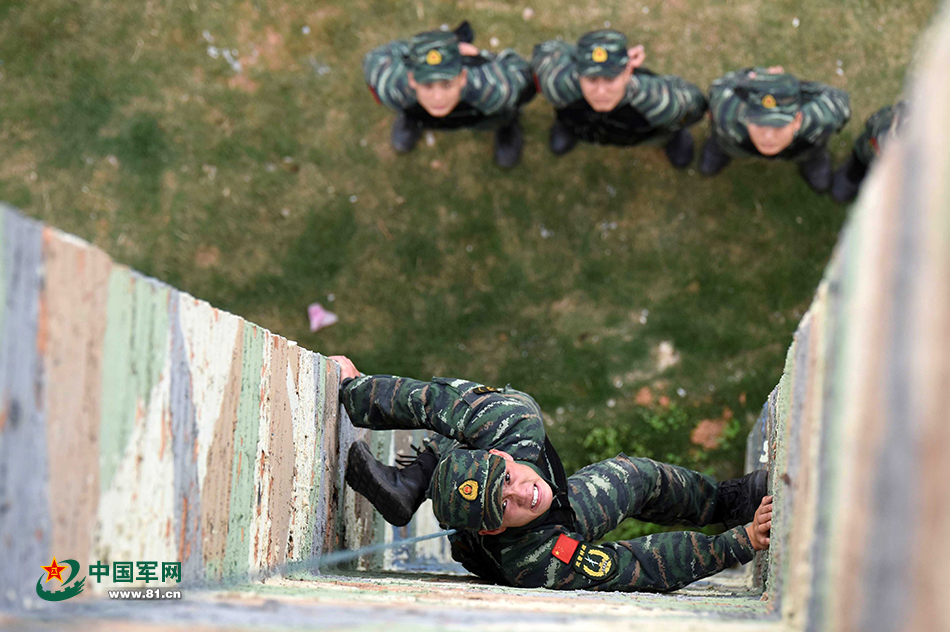 4月6日，武警特戰隊員在進行特種攀登課目訓練。