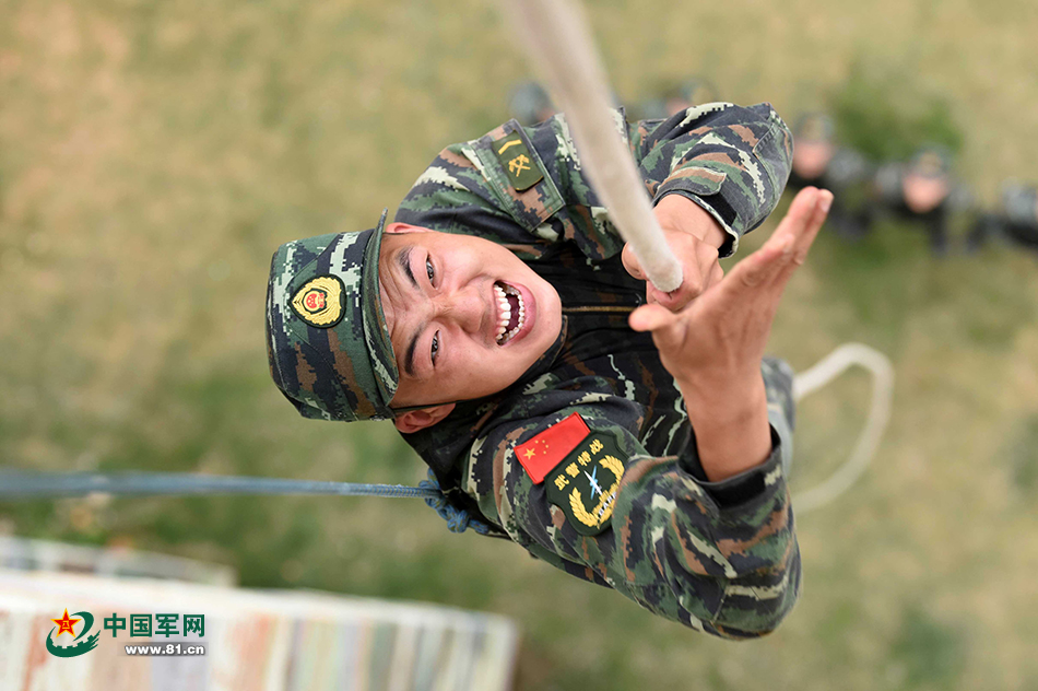 4月6日，武警特戰隊員在進行特種攀登課目訓練。