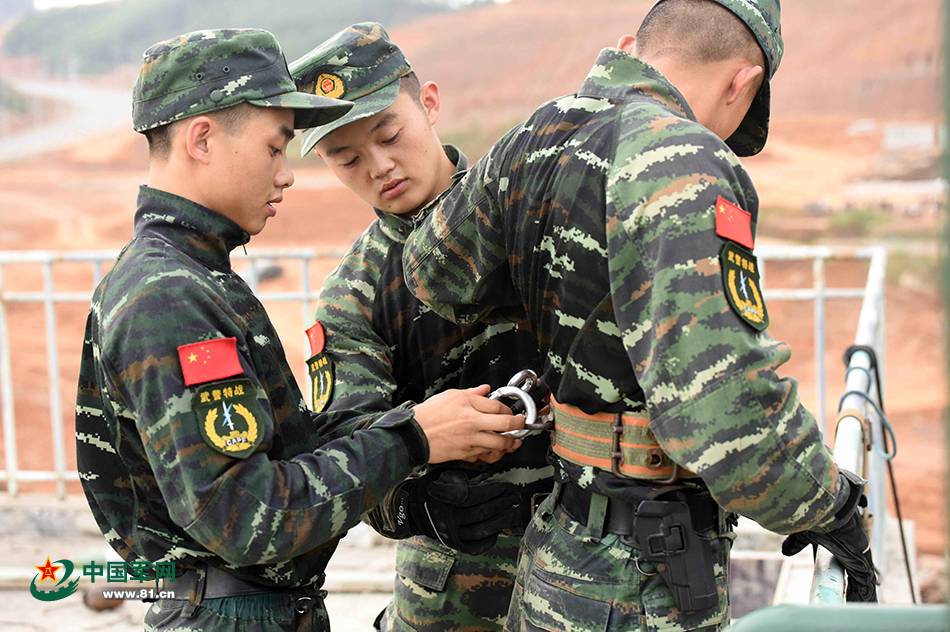 4月6日，武警特戰隊員在進行訓練前安全檢查。