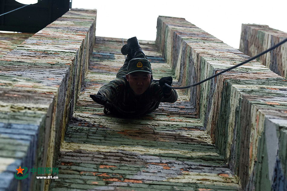 4月6日，一名武警特戰隊員從7層高樓速降