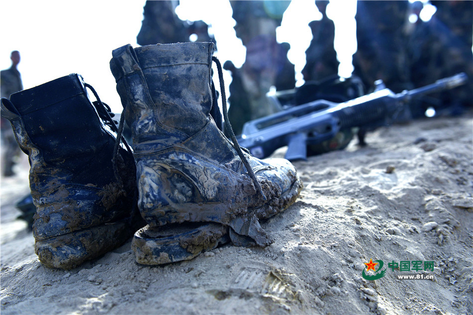 特戰隊員參加“魔鬼訓練”穿的靴子，由於訓練強度大，隊員的靴子已經破損。