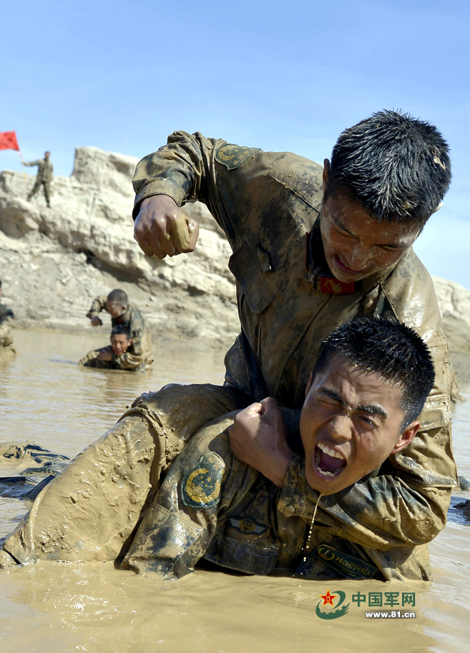 特戰隊員在泥潭裡進行訓練。