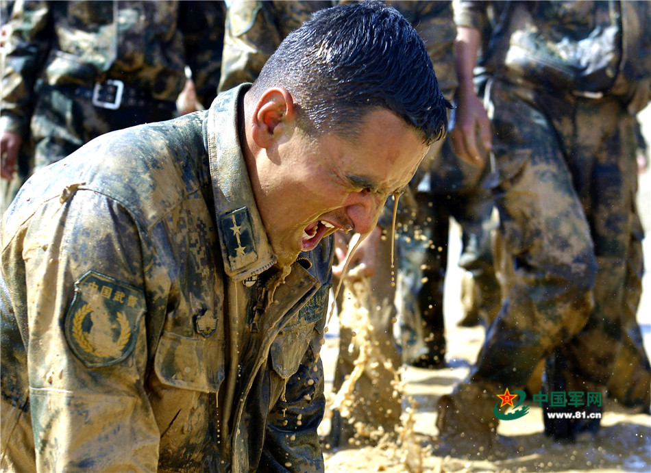 特戰隊員在泥潭裡進行訓練。