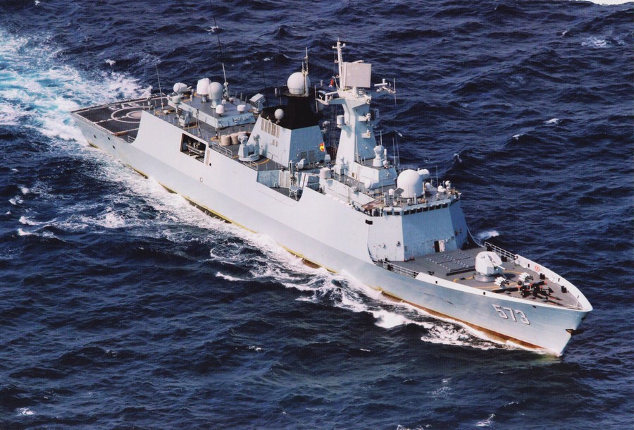 054A型柳州艦航行畫面。
