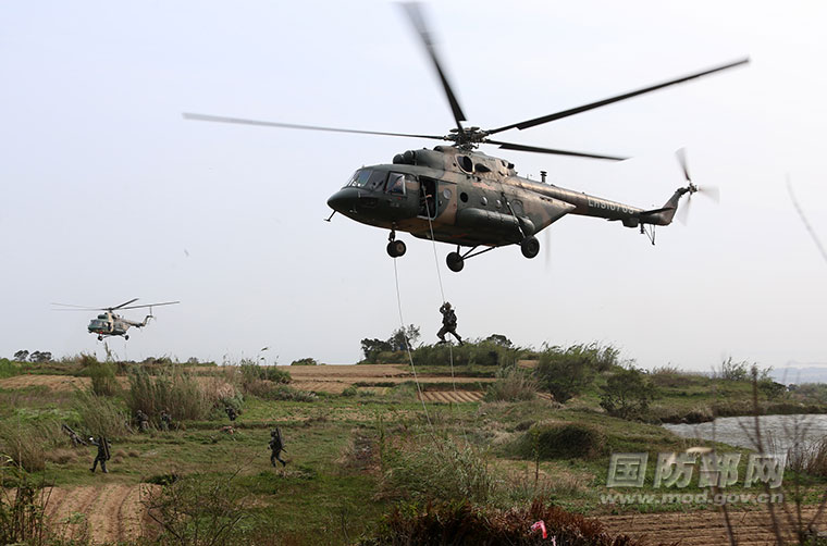 4月12日，東部戰區陸軍某旅聯合某陸航部隊在陌生地域組織機降協同對抗演練。