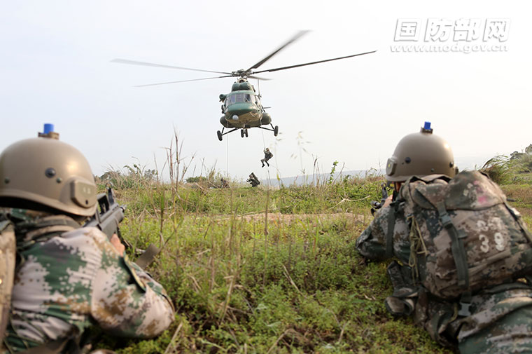 4月12日，東部戰區陸軍某旅聯合某陸航部隊在陌生地域組織機降協同對抗演練。