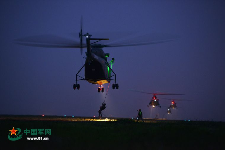高清：东部战区陆军某陆航团开展跨昼夜机降协同训练