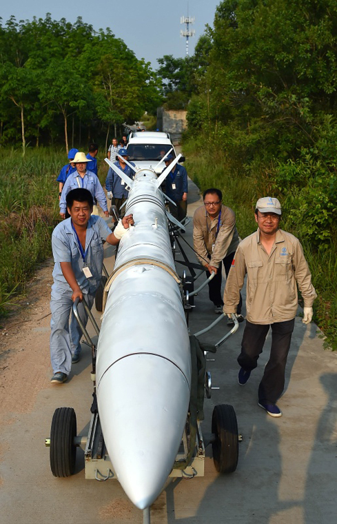 4月26日，“鯤鵬-1B”863計劃空間環境垂直探測試驗探空火箭正運往發射場。新華社記者 郭程 攝