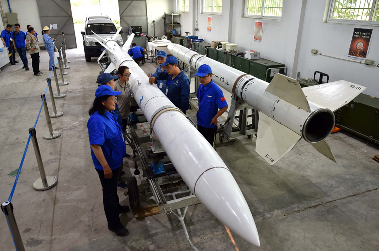 4月26日，技術人員在檢查“鯤鵬-1B”863計劃空間環境垂直探測試驗探空火箭情況。新華社記者 郭程 攝