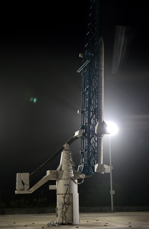 4月27日，“鯤鵬-1B”863計劃空間環境垂直探測試驗探空火箭發射架已經升起，准備發射。新華社記者 郭程 攝