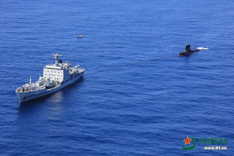 潛艇與水面艦艇展開潛艇救援拖帶訓練。周演成攝