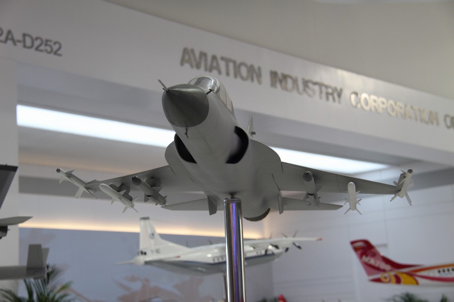 高清:中國首架雙座版梟龍戰機開鉚【2】