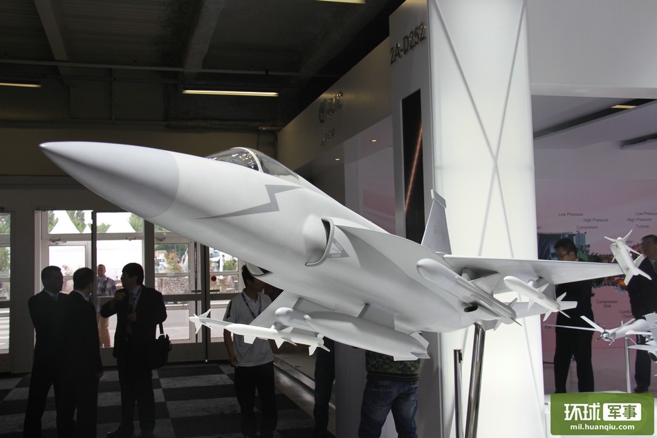 高清:中國首架雙座版梟龍戰機開鉚【6】