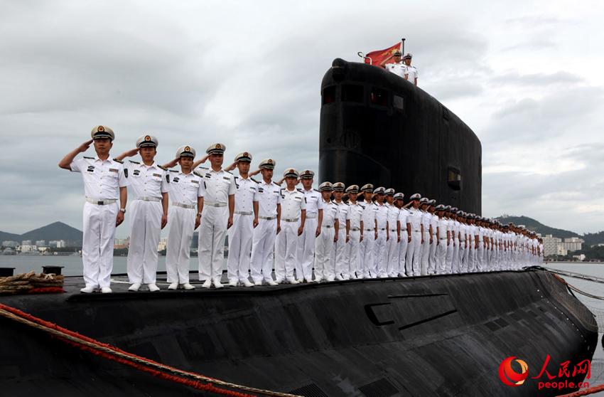 372潛艇官兵在艦橋上列隊敬禮。蔣鵬攝