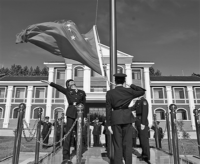 升旗儀式上，官兵們向國旗致以最崇高的軍禮。金 陽攝