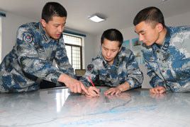 值班人員在指揮室繪制目標的位置