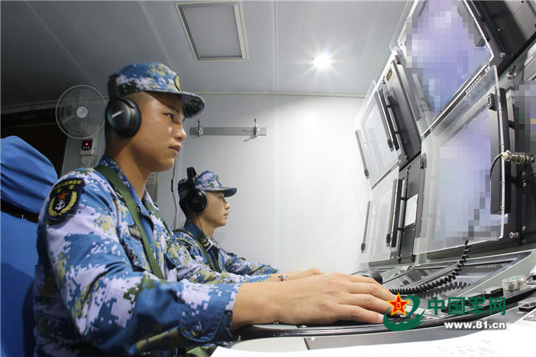 聲納戰位認真聽音