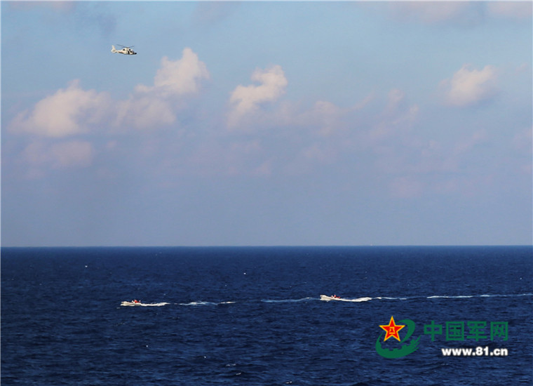 艦載直升機升空反潛。