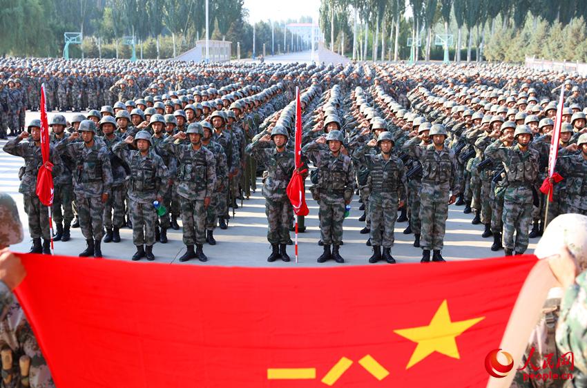 跨越—2015·洮南A演習在即，九連和兄弟連隊官兵面向軍旗集體宣誓，發揚一不怕苦、二不怕死的戰斗精神。包林濤攝