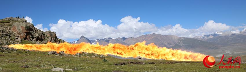 在平均海拔超過4600米的“生命禁區”參加聯演聯訓活動。圖為一次演練中，官兵用大火壓制對手。