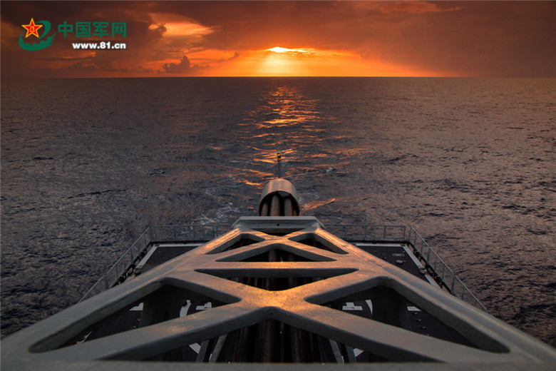 19:00��20:00��������ɽ��ϼ�ɣ�սʿ��а�Ӫ�顣����ս��Ҳ����ˣ����������ѵ��������������ϼ�⣬ƽ�ȵ�ʻ��ê�أ���������һ����Եĺ�����