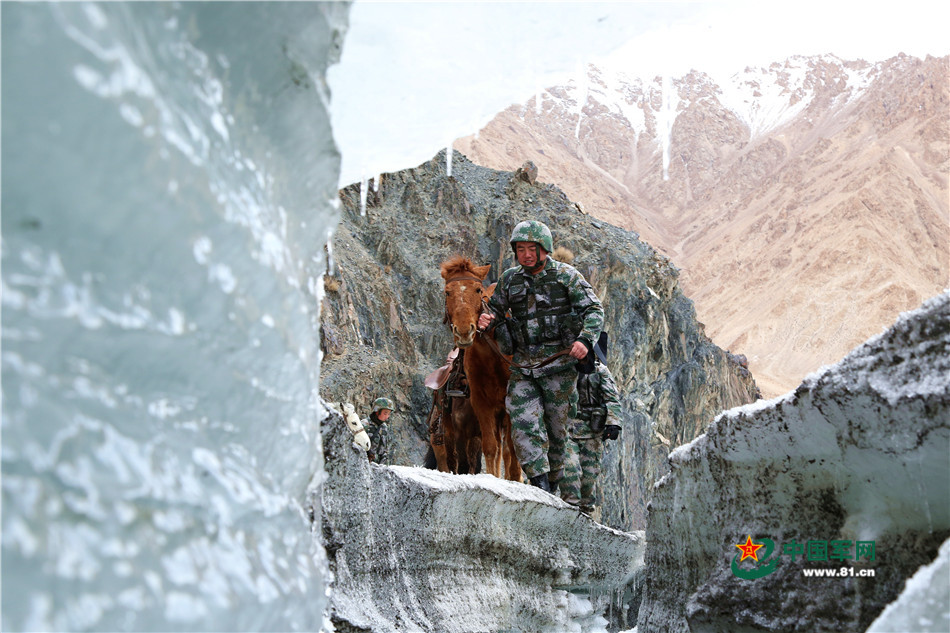 Ѳ��С�ֶ��ڱ�ѩ·��С������ǰ����