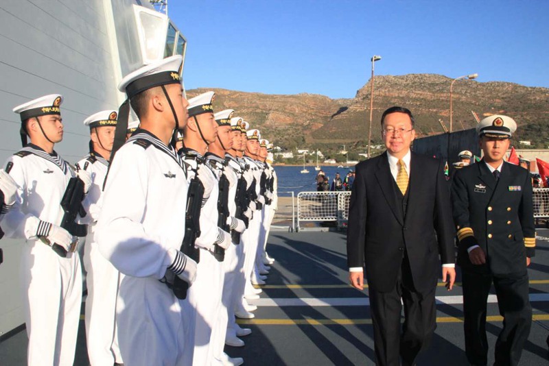 1、田学军大使检阅大庆舰仪仗队。  