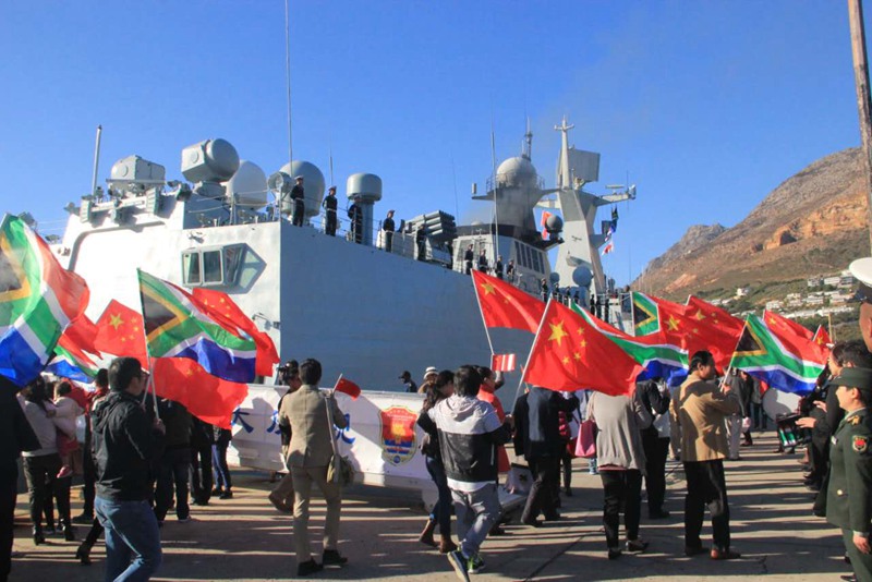 2、南非軍方代表、當地華僑華人歡送中國海軍護航編隊。 