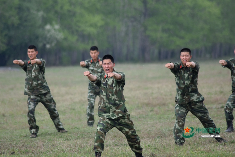 武警邊防官兵在拉練途中開展擒敵訓練。