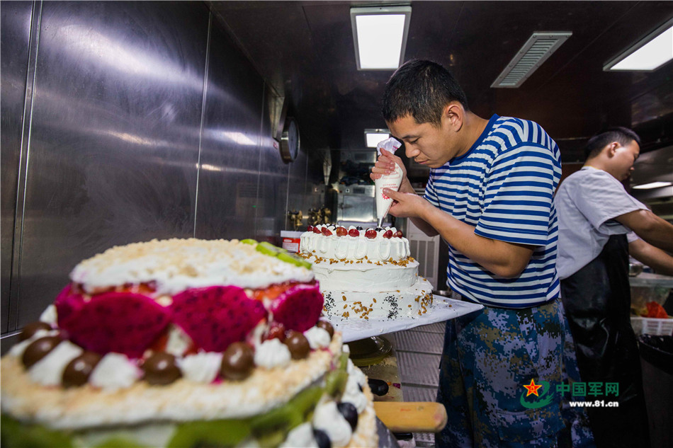 2016年5月20日，艦艇給水兵過集體生日，炊事班的中士羅瑞嶺也是當天過生日，他這個壽星兼廚師親手給大家做蛋糕。