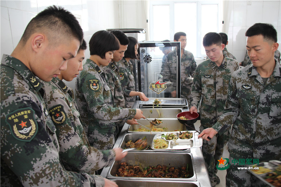 吃飯講究秩序，不管是男兵還是女兵都要排隊打飯，午飯主要採用自助的形式，吃多少盛多少，謹記不要浪費糧食。